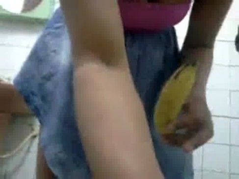 Enfiando uma banana no cuzinho